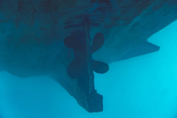 Hélice de barco e leme em um grande navio em água azul — Fotografia de Stock