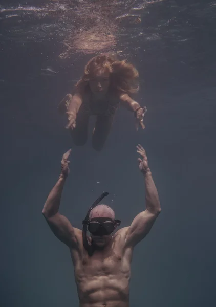 真正的拍摄照片的理想美年轻夫妇水下 — 图库照片