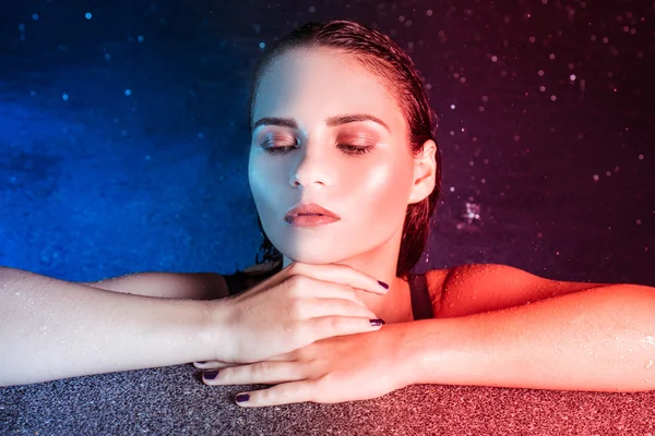 Gros portrait de jeune femme beauté dans la piscine pendant la soirée pluvieuse — Photo