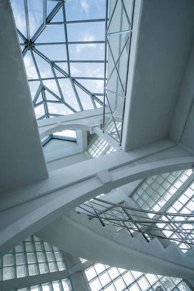 Okno dachowe skylight w nowoczesnym budynku w słoneczny dzień — Zdjęcie stockowe