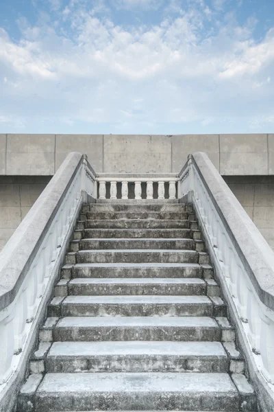 Bottom view stairs of white stonemason bridge against the blue cloudy sky during summer day — Stock Photo, Image