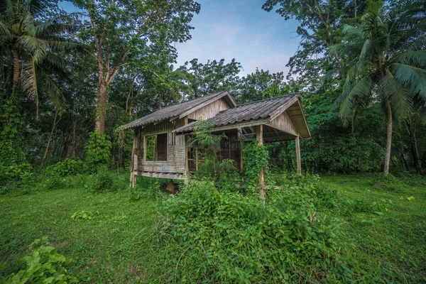Scene vista del vecchio cottage in legno abbandonato contro il cielo — Foto Stock