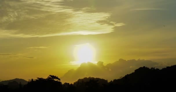 Timelapse cielo con nubes corriendo al amanecer sobre las colinas y los árboles — Vídeos de Stock