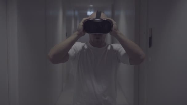 Ο άνθρωπος χρησιμοποιεί ένα γυαλιά εικονικής πραγματικότητας στο διάδρομο — Αρχείο Βίντεο