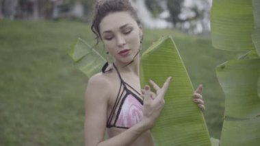 Tığ işi bikinili güzel esmer kadın