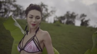 Tığ işi bikinili güzel esmer kadın