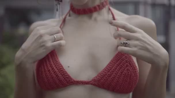 Belle femme brune en bikini au crochet — Video