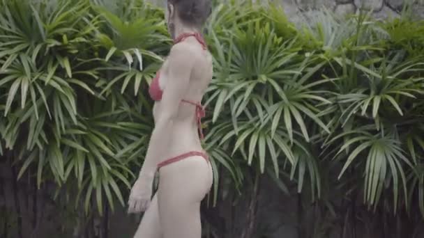 Schöne brünette Frau im gehäkelten Bikini — Stockvideo