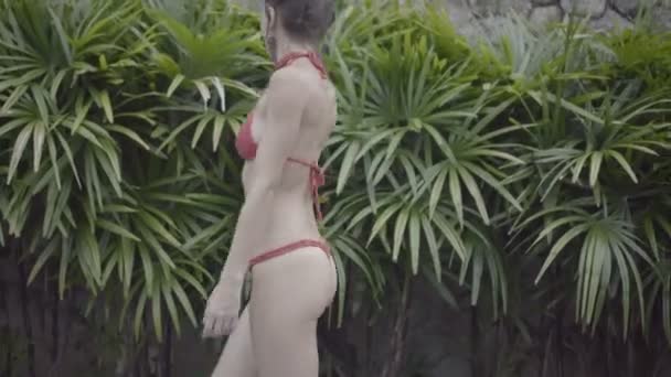 Krásná brunetka žena v háčkované bikiny — Stock video