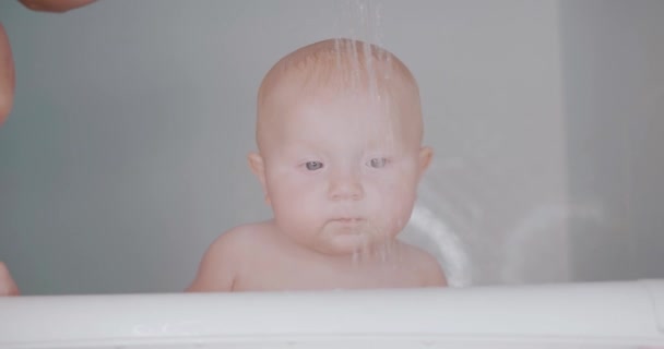 Schattige Kleine Baby Met Een Bad — Stockvideo