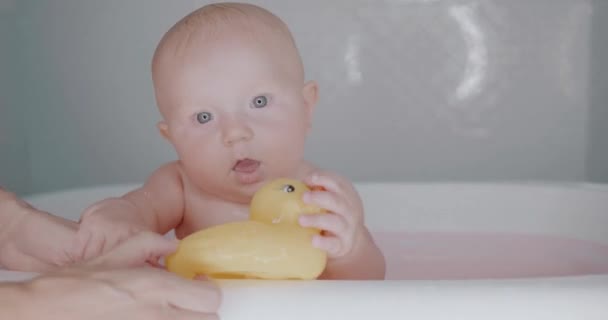 Sød Lille Baby Med Bad – Stock-video