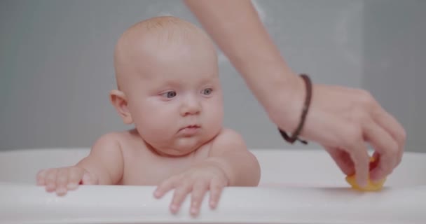 Schattige Kleine Baby Met Een Bad — Stockvideo