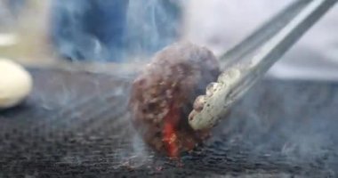 Kömür ızgarasında sığır burger.