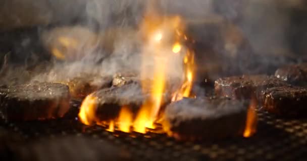 Burgers Bœuf Sur Barbecue Charbon Bois — Video