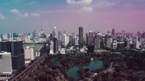 Lumpini Park Bangkok Wolkenkratzer — Stockvideo