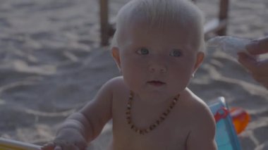 Küçük kız yaz tatilinde sahilde eğleniyor.