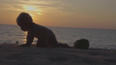 Küçük kız yaz tatilinde sahilde eğleniyor.