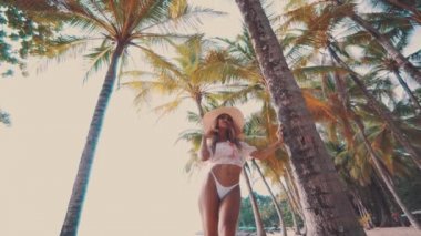Tropik sahilde seksi bir kadın. 