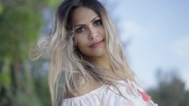 Tropik sahilde seksi bir kadın. 