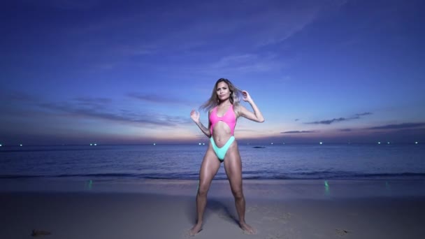 日落时海滩上的性感舞者 — 图库视频影像