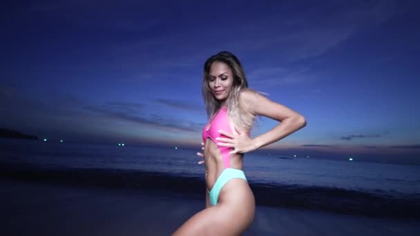 Sexy Danser Het Strand Tijdens Zonsondergang — Stockvideo