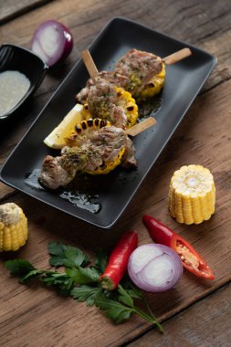 Baharatlı domuz filetosu. Nane soslu. Yanında limon ve ekşi krema var.