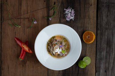 Üst manzara karidesler, beyaz levrek, mürekkep balığı, ahşap masada izole edilmiş portakal soslu somon balığı.