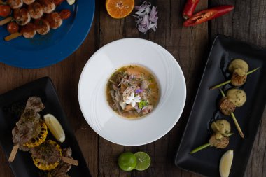 Ana yemek çeşitleri, deniz ürünleri ve et kırsal ahşap masaya izole edilmiş.