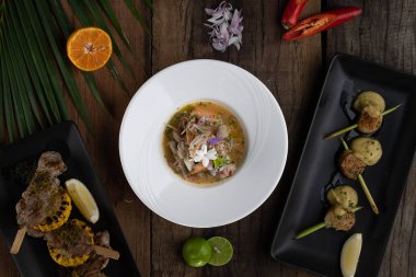 Ana yemek çeşitleri, deniz ürünleri ve et kırsal ahşap masaya izole edilmiş.