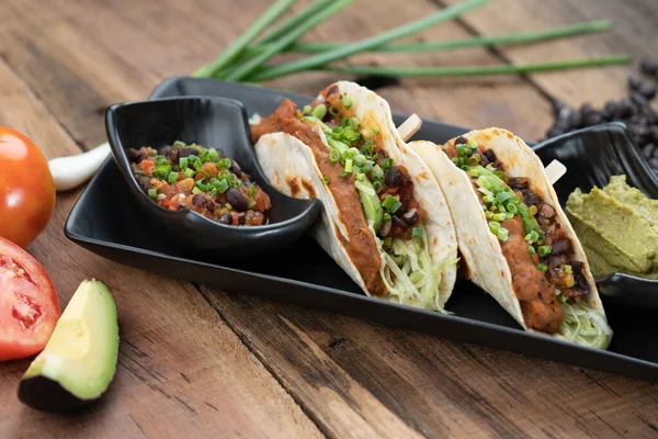 Tortillas Horno Con Frijoles Negros Tomate Cilantro Cebolla Roja Aguacate —  Fotos de Stock