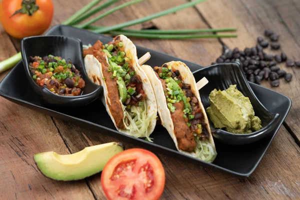 Tortillas Horno Con Frijoles Negros Tomate Cilantro Cebolla Roja Aguacate —  Fotos de Stock