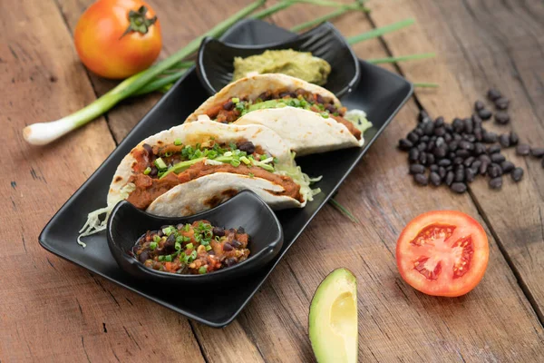 Tortillas Horno Con Frijoles Negros Tomate Cilantro Cebolla Roja Aguacate —  Fotos de Stock