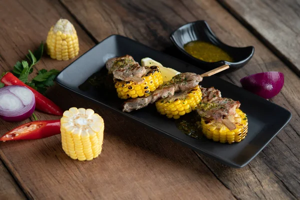 Filetto Maiale Grigliato Speziato Servito Con Salsa Limone Menta Sul — Foto Stock