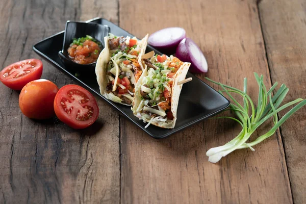 Pomalu Vařená Krátká Žebra Tortilách Jarní Cibulovou Rajčatovou Salsou Izolovanou — Stock fotografie