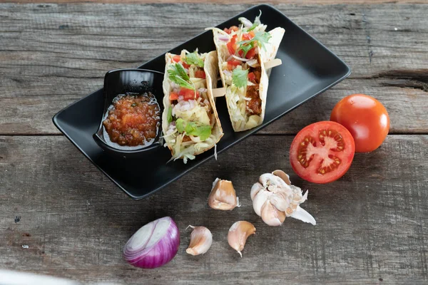 Costillas Cortas Cocinadas Lentamente Tortillas Con Una Salsa Tomate Cebolla —  Fotos de Stock