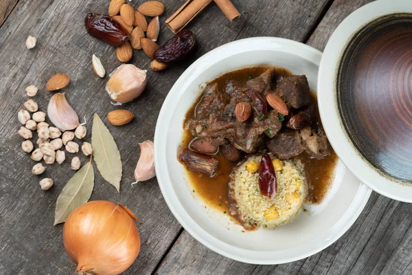 Langsam Gekochtes Lamm Mit Kartoffeln Und Datteln Serviert Mit Warmem — Stockfoto