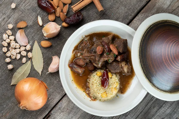 Langsam Gekochtes Lamm Mit Kartoffeln Und Datteln Serviert Mit Warmem — Stockfoto