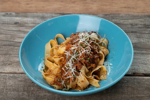 Würzige Pasta Bolognese Mit Fettuccini Pasta Isoliert Auf Dem Holztisch — Stockfoto