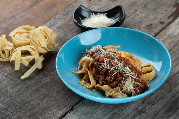 Würzige Pasta Bolognese Mit Fettuccini Pasta Isoliert Auf Dem Holztisch — Stockfoto