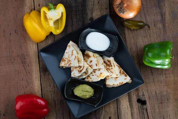 Vista Superior Una Tortilla Tostada Con Pollo Pimientos Cebolla Roja —  Fotos de Stock