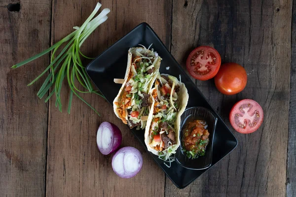 Pomalu Vařená Krátká Žebra Tortilách Jarní Cibulovou Rajčatovou Salsou Izolovanou — Stock fotografie