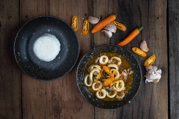 Draufsicht Auf Gebratenen Tintenfisch Würziger Chili Knoblauch Basilikum Sauce Serviert — Stockfoto