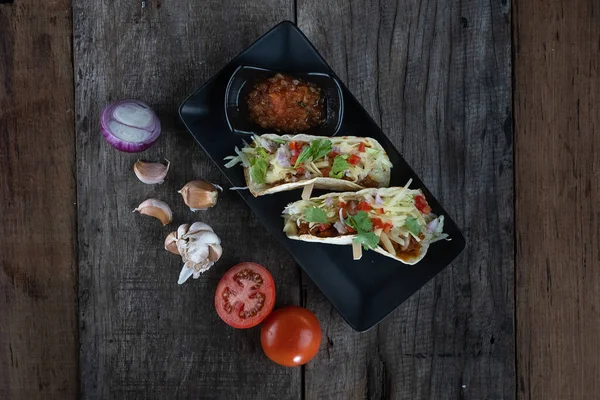 Horní Pohled Pomalu Vařená Krátká Žebra Tortilách Jarní Cibulovou Rajčatovou — Stock fotografie