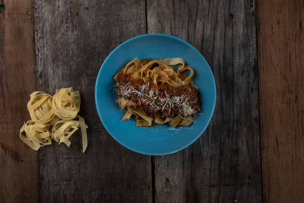 Draufsicht Auf Würzige Pasta Bolognese Mit Fettuccini Pasta Isoliert Auf — Stockfoto