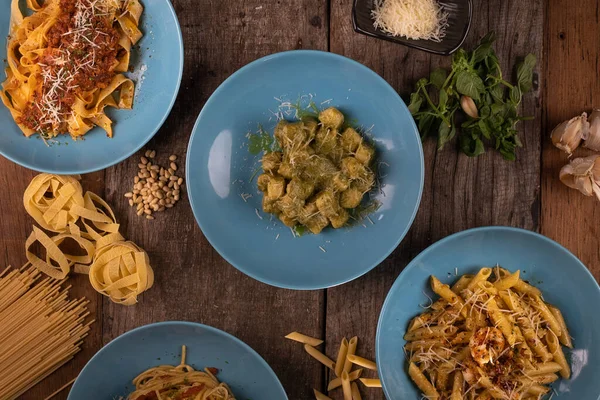 Verschiedene Hausgemachte Nudeln Von Oben Isoliert Auf Einem Holztisch Penne — Stockfoto