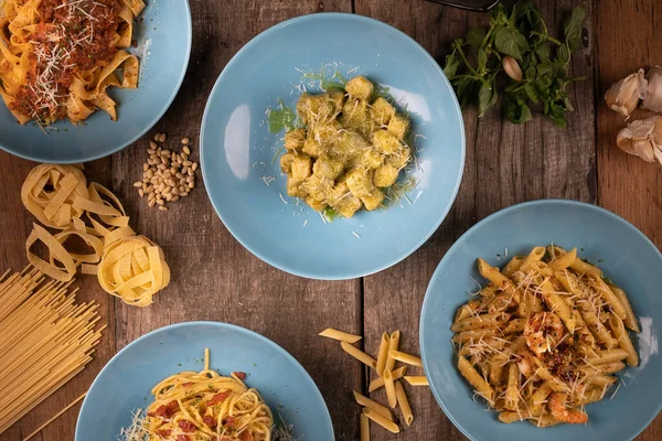 Verschiedene Hausgemachte Nudeln Von Oben Isoliert Auf Einem Holztisch Penne — Stockfoto