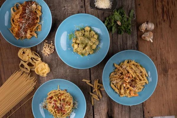 Verschiedene Hausgemachte Nudeln Von Oben Isoliert Auf Einem Holztisch Penne — Stockfoto