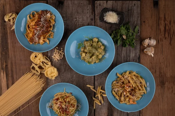 Verschiedene Hausgemachte Nudeln Von Oben Isoliert Auf Einem Holztisch Penne — Stockfoto