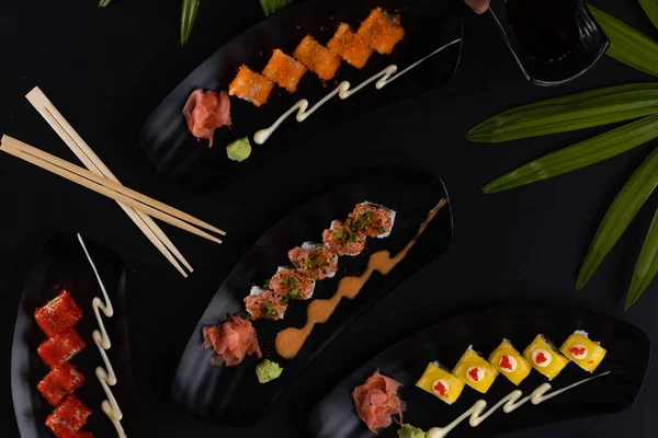 Top View Mix Sushi Japán Ételek Felett Fekete Asztal Trópusi — Stock Fotó
