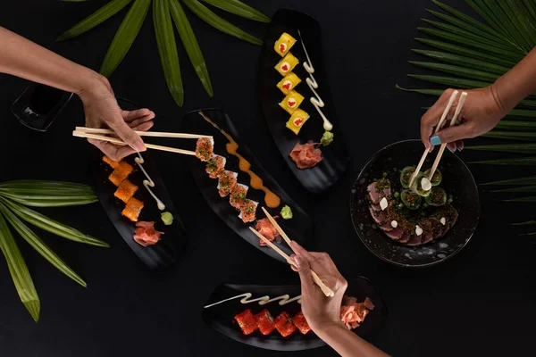 Top View Kezét Evőpálcikával Keveréke Sushi Japán Étel Felett Fekete — Stock Fotó